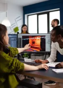 Kreativteam arbeitet gemeinsam an einem Entwurf am Bildschirm