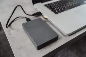 Externe Festplatte für die Datensicherung, an ein Notebook angeschlossen