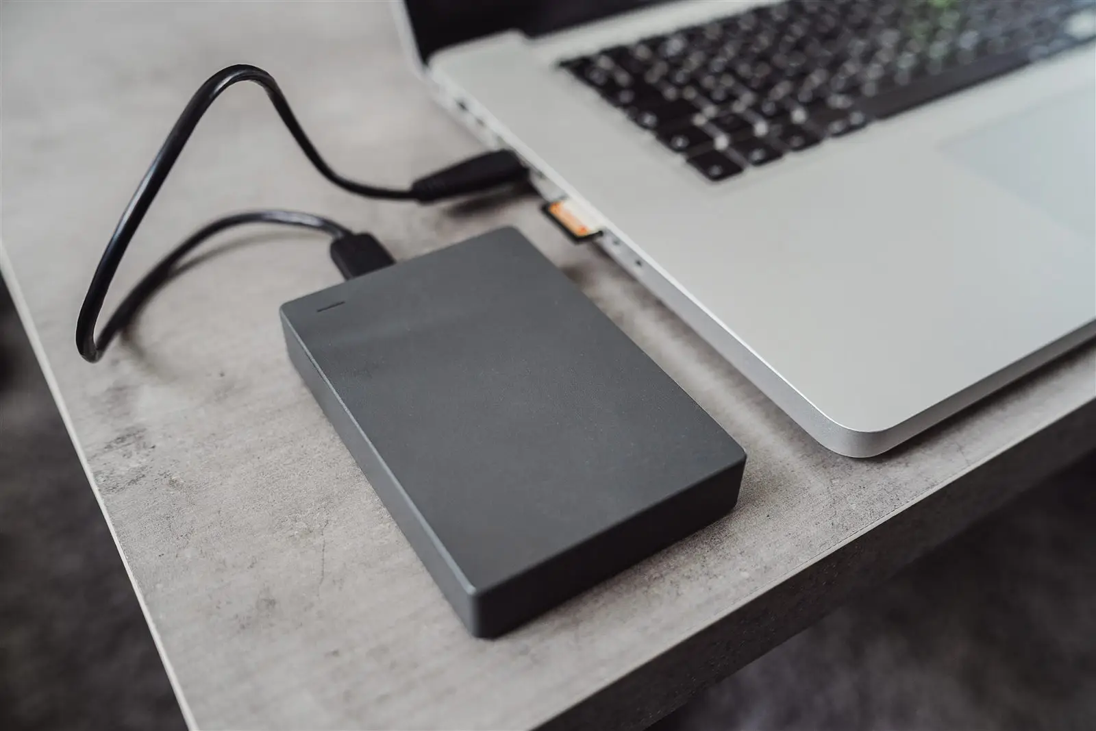 Externe Festplatte für die Datensicherung, an ein Notebook angeschlossen