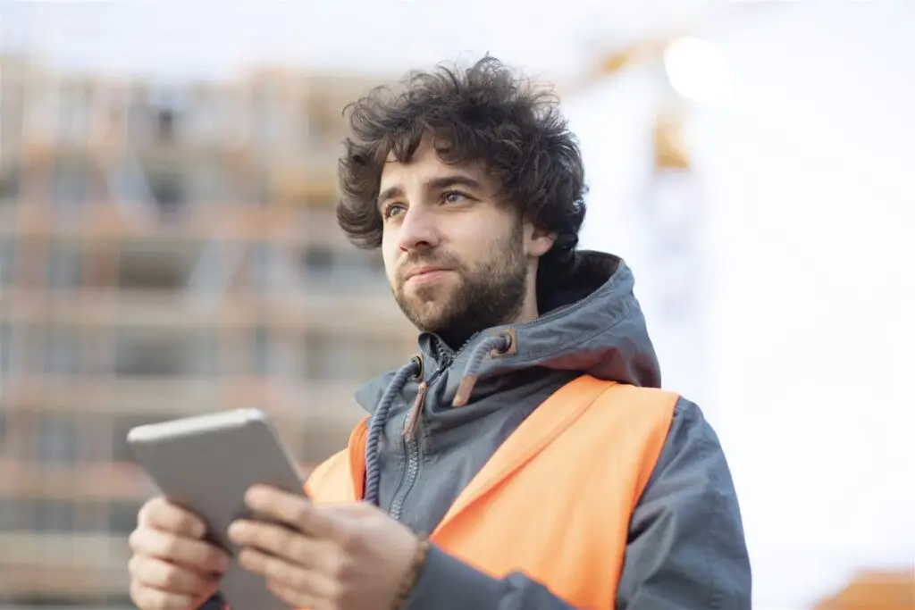 Handwerker mit Tablet auf der Baustelle
