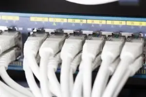 Netzwerkkabel in den Ports eines Switches