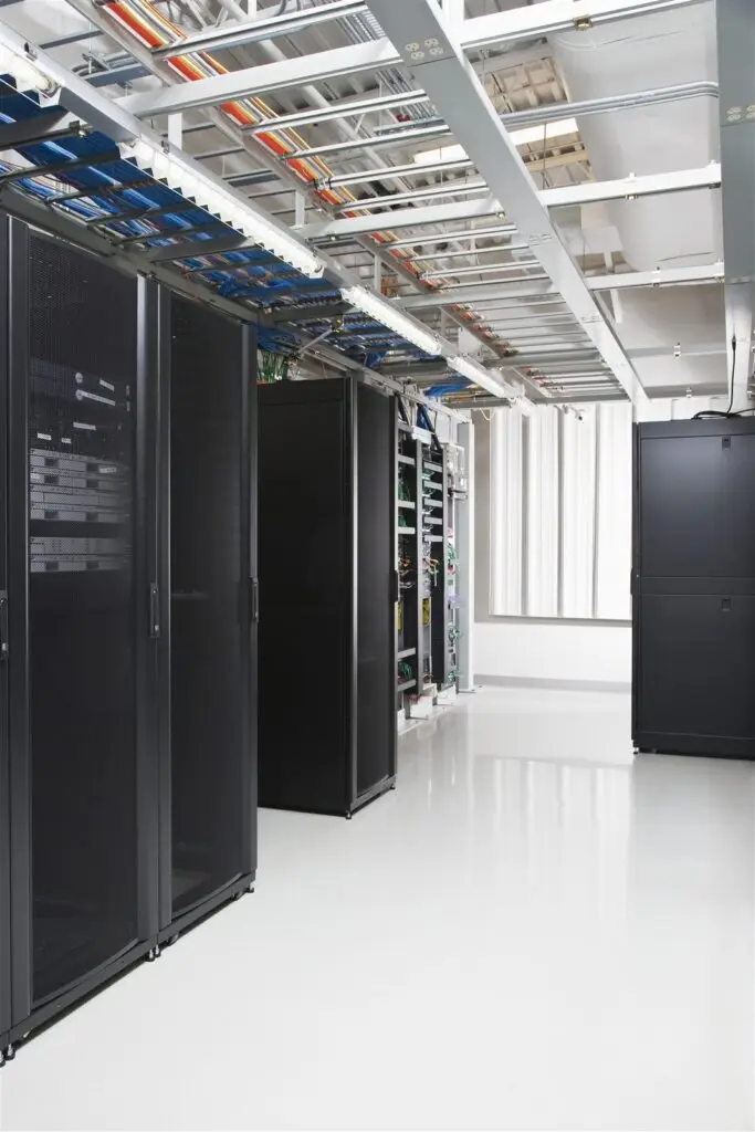 Serverraum mit Serverschränken und strukturierter Netzwerkverkabelung