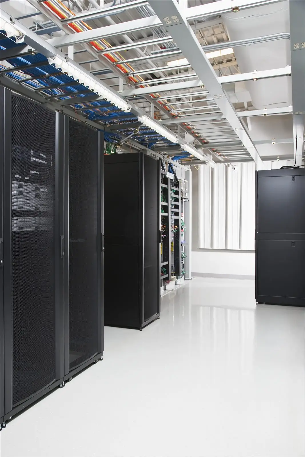 Serverraum mit Serverschränken und strukturierter Netzwerkverkabelung